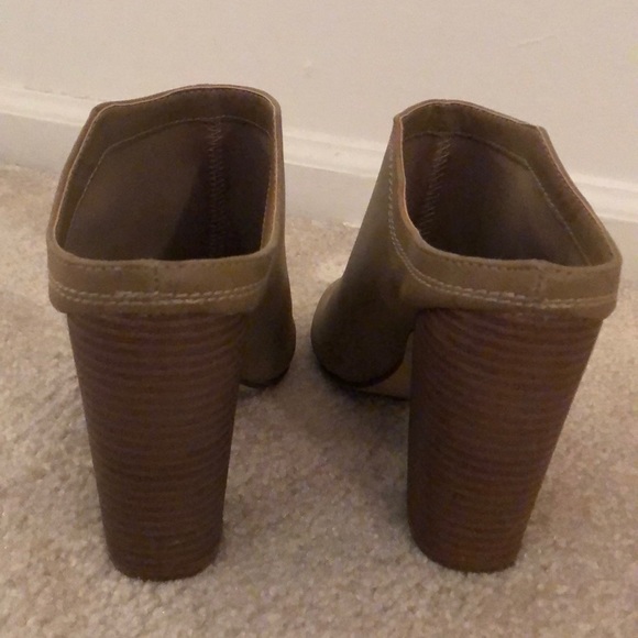 Tan heels - Picture 2 of 2
